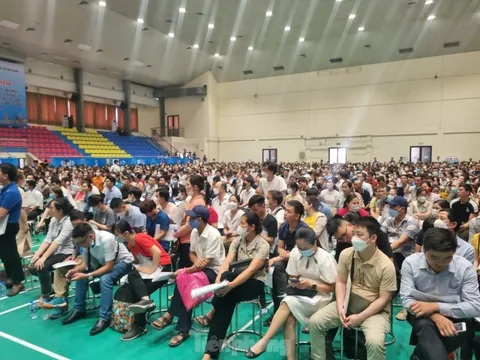 Mòn mỏi xếp hàng từ 4h sáng chờ bốc thăm mua nhà ở xã hội