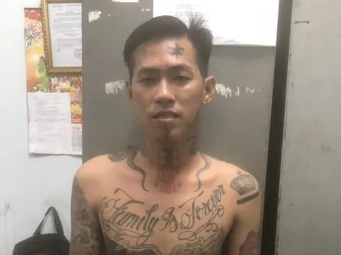 Mang súng tìm đối thủ, bắn nhầm người dân