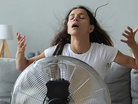 Thói quen sai lầm khi dùng quạt có thể khiến bạn liệt mặt, thậm chí sốc nhiệt, tử vong