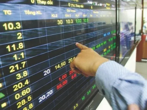 Chứng khoán quay đầu giảm điểm sau tin mới về lãi suất