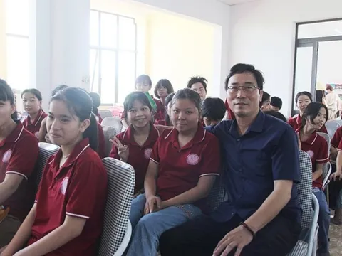 Mái tóc bạc của những “bố nuôi” chắp cánh ước mơ cho trẻ khuyết tật