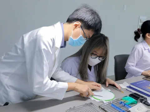 Tuyển sinh ngành y bằng môn Văn: Thêm tốt hơn thay thế!