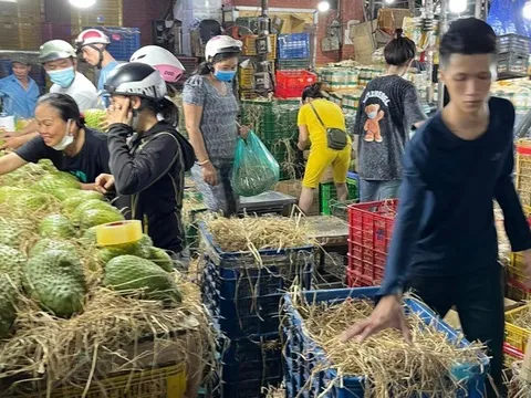 Mãng cầu Xiêm 'sốt' điên đảo cõi mạng, 3h sáng khách xếp hàng tranh mua