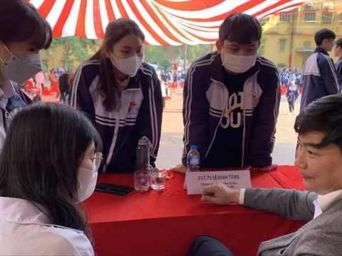 Đưa môn Văn vào xét tuyển ngành sức khỏe: Nghề Y cũng cần kiến thức xã hội?