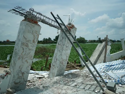 Hiện trường sạt lở nghiêm trọng ven sông Vàm Cỏ Tây