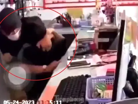 CLIP: Kinh hãi cảnh tên cướp kề dao vào cổ nhân viên cửa hàng dịch vụ viễn thông