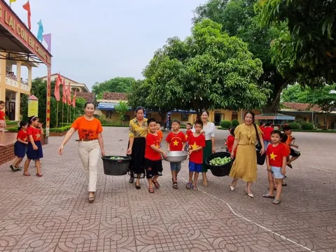 Nhà trường hái cả nghìn trái xoài trên sân tặng học sinh trong ngày tổng kết