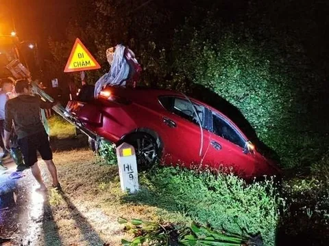 Ôtô chở 6 người lao xuống hồ, 2 người tử vong