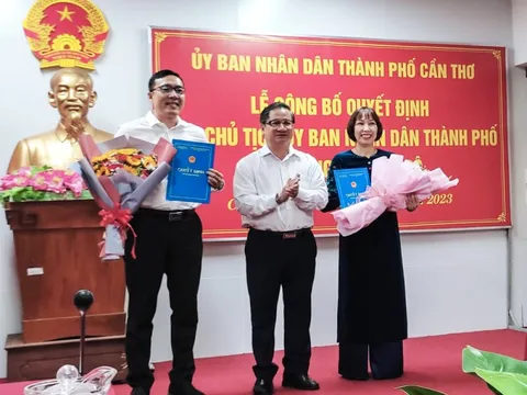 Chủ tịch Cần Thơ trao quyết định công tác cán bộ