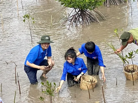Phó Chủ tịch nước và Bí thư thứ nhất T.Ư Đoàn trồng cây cùng bạn trẻ