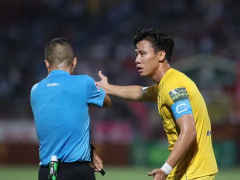 Khi V-League lại nóng vì sai lầm trọng tài