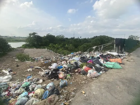 Nước thải và rác bóp nghẹt cuộc sống người dân ngoại thành Hà Nội