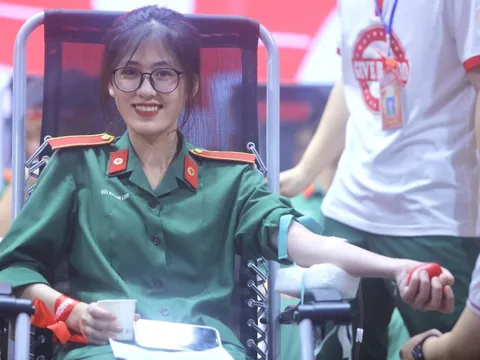 Xếp hàng chờ hiến máu Chủ nhật Đỏ tại Học viện Quân Y