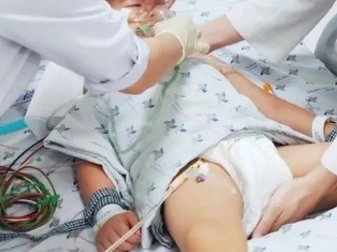 Bắt nữ tiếp viên karaoke đánh con trai 1 tuổi đến tử vong