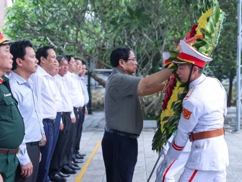Thủ tướng Phạm Minh Chính dâng hương tại Nghĩa trang Liệt sỹ Vị Xuyên