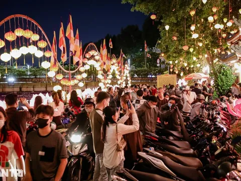 Ngôi chùa trang trí hơn 1.500 lồng đèn thu hút người dân ở TPHCM