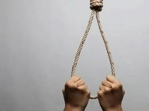 Phát hiện người cha nghi sát hại con gái tử vong trong tư thế treo cổ trong rẫy