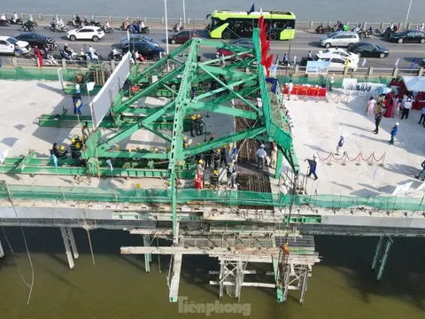 Toàn cảnh hợp long cầu Vĩnh Tuy 2 trị giá hơn 2.500 tỷ đồng ở Hà Nội