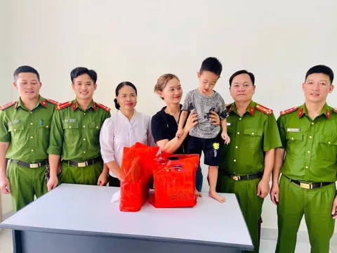 Hai cán bộ công an Lai Châu cứu sống bé trai 4 tuổi ngã xuống ao sâu