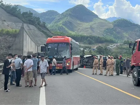 Tai nạn liên hoàn trên cao tốc La Sơn - Túy Loan: Xe khách va xe tải rồi tông lật ngửa xe 16 chỗ