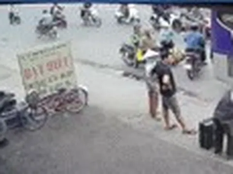 Camera ghi cảnh nam thanh niên táo tợn giật dây chuyền giữa phố đông người