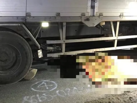 Bình Thuận: Xe máy bị cuốn vào gầm xe tải sau tai nạn, 2 người thương vong