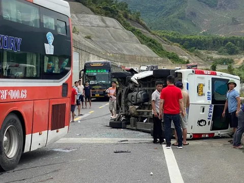 Xe khách đâm xe rước dâu, 5 người thương vong