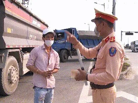 CSGT Đà Nẵng đội nắng kiểm tra xử lý xe quá tải
