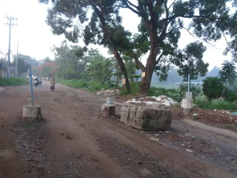 'Bẫy' nguy hiểm giữa đường 17A ở Đồng Nai