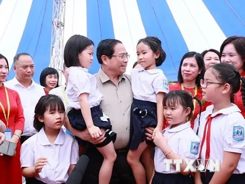 Thủ tướng Phạm Minh Chính thăm trẻ em có hoàn cảnh đặc biệt khó khăn tại Hà Nội