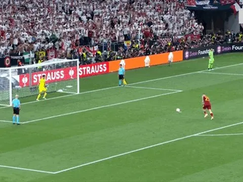 Video: Sevilla 'đấu súng' cân não với Roma, hiện tượng World Cup tỏa sáng rực rỡ