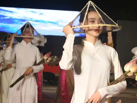 Hơn 600 bộ áo dài khoe sắc tại lễ hội Nha Trang biển gọi