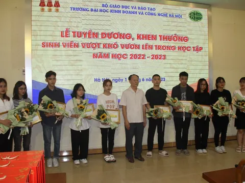 Trường ĐH Kinh doanh và Công nghệ Hà Nội tuyên dương, khen thưởng sinh viên vượt khó