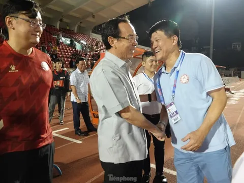 Bí thư TPHCM Nguyễn Văn Nên xuống sân chúc mừng thầy trò HLV Vũ Tiến Thành