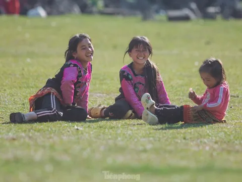 Ngắm nét hồn nhiên của những đứa trẻ ở nơi không có điện, không sóng điện thoại