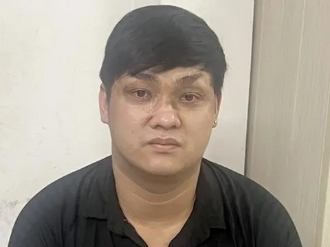 Tạm giữ ‘đầu sỏ’ nhóm cho vay lãi dán hơn 1.000 tờ quảng cáo mỗi đêm