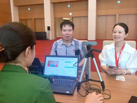Cán bộ công an cấp định danh điện tử cho đại biểu ngay tại Nhà Quốc hội