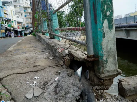 Cận cảnh cây cầu ở TP.HCM xuất hiện nhiều vết nứt