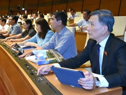 Quốc hội đồng ý tách Luật Giao thông đường bộ thành hai luật