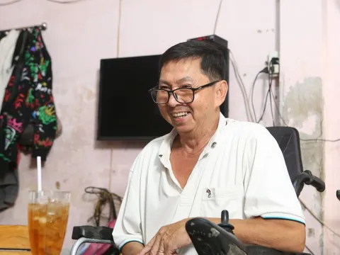 Chương trình V-League - Việc có ích hỗ trợ Huỳnh Thanh Phong, danh thủ một thời nay phải ngồi xe lăn