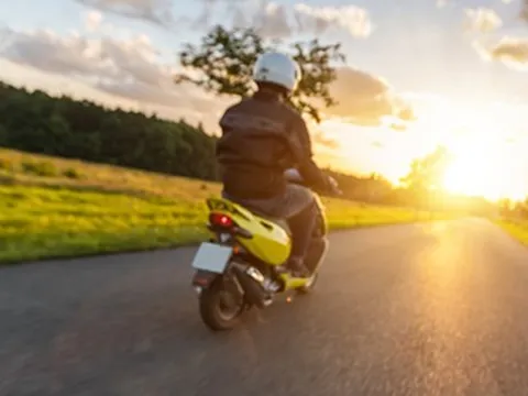 Đi xe máy quên gạt chân chống có bị phạt?