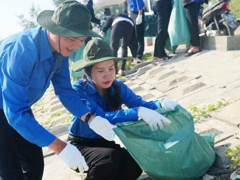 Tuổi trẻ TT-Huế làm sạch bãi biển, chống rác thải nhựa