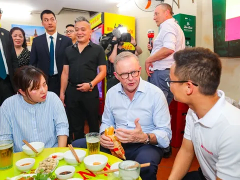 Thủ tướng Úc thưởng thức bia Hà Nội