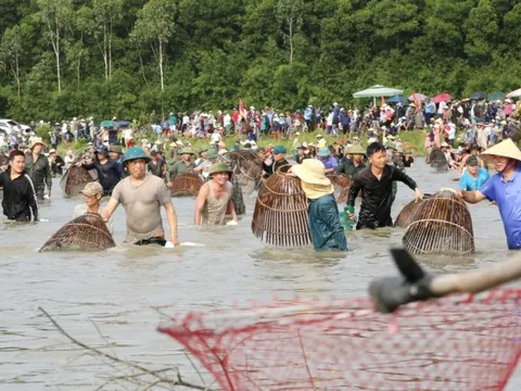 Hàng nghìn người đội nắng chen chúc bắt cá cầu may