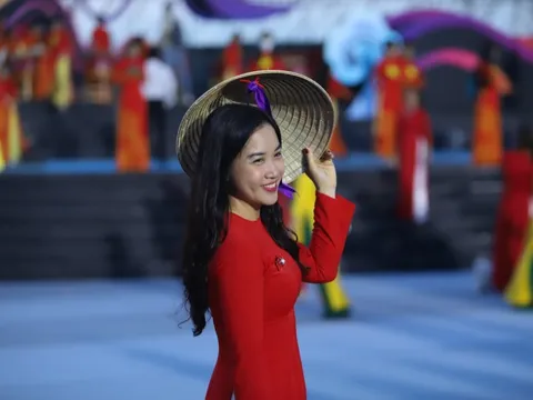 Hơn 6.000 phụ nữ thướt tha với tà áo dài diễu hành trên đường phố Nha Trang