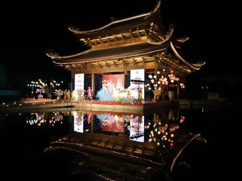 Hàng ngàn du khách dự Lễ Phật đản phố cổ Hoa Lư 2023