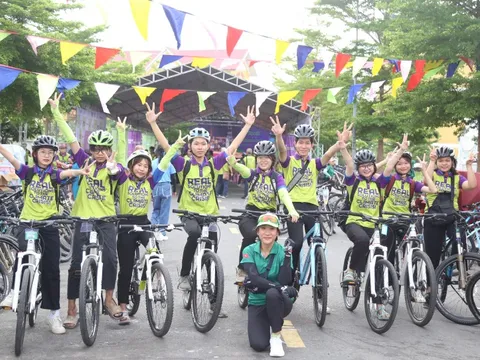 Bạn trẻ TPHCM đạp xe lan tỏa thông điệp bảo vệ hành tinh xanh