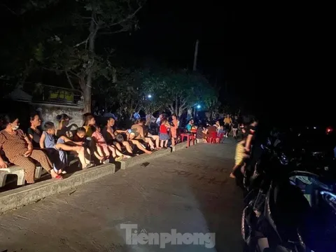 'Chảo lửa' Nghệ An lại mất điện, người dân đổ ra đường ăn cơm, hóng mát