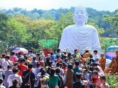 Video: Hơn 5 vạn người xếp hàng dâng hoa trong đại lễ Phật đản tại Bà Rịa - Vũng Tàu