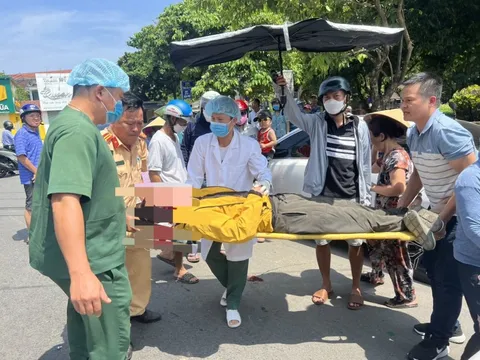 Shipper bất ngờ ngã vật xuống đường giữa nắng nóng, mặt bê bết máu